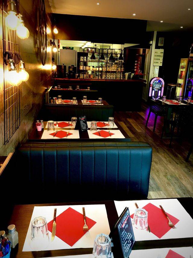 interieur-salle-restaurant-640w.jpeg