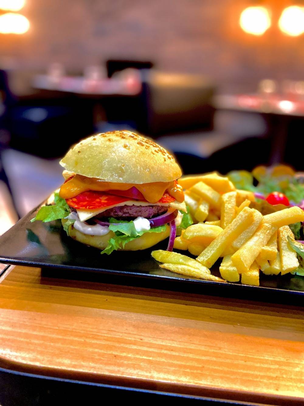 restaurant-burger-6608c449-1280w.jpeg