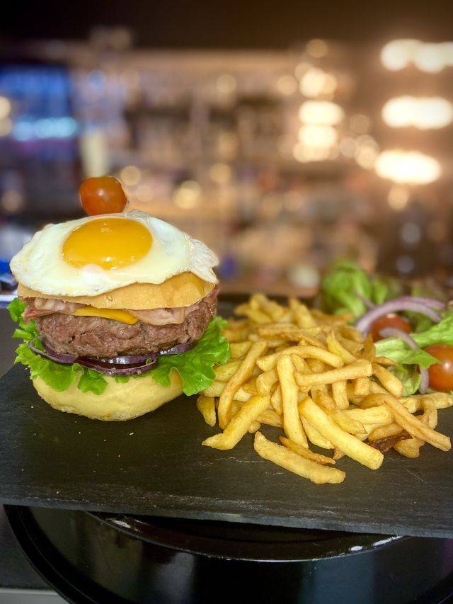burger-restaurant-cdf111c9-640w.jpeg